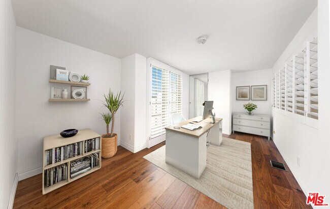 Building Photo - 2333 Oak St