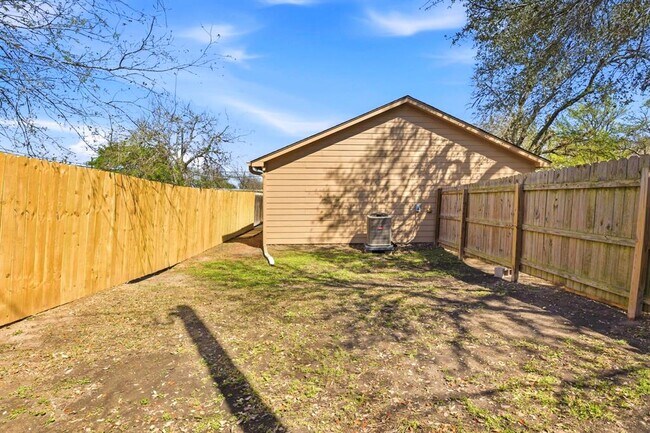 Building Photo - 823 N Commerce St