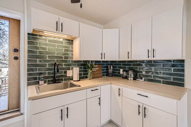 Building Photo - 1244 York St