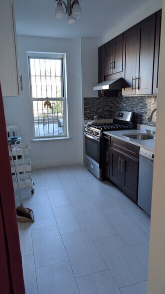 Building Photo - 537 46th St