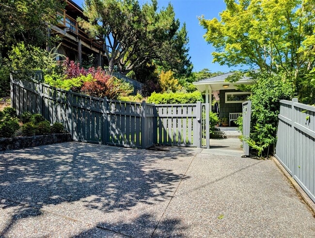 Building Photo - 10 Idalia Ct