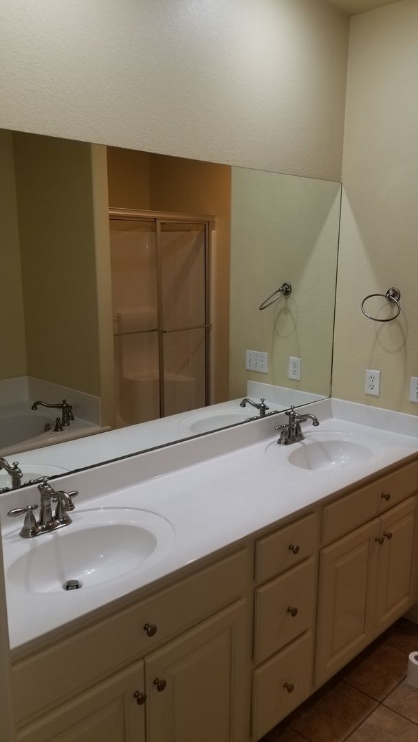 Building Photo - 4 bed 2.5 bath townhome with 2 car garage