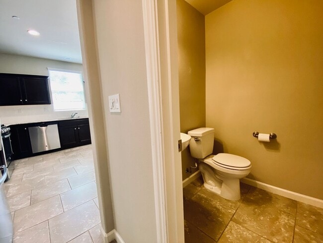 Building Photo - $2,250 DeWolf & Barstow, 3 Bedroom - Joy Dr, Clovis / Community Pool