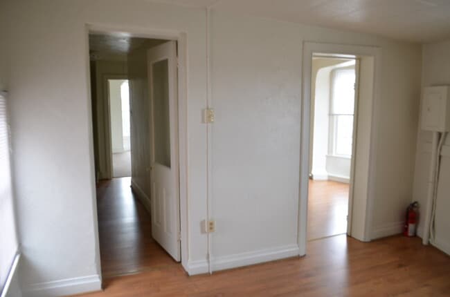 Building Photo - 1 Bedroom 3rd Floor Apartment Near York Re...