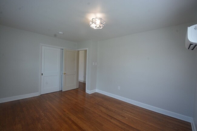 Building Photo - 116 E Cochran St