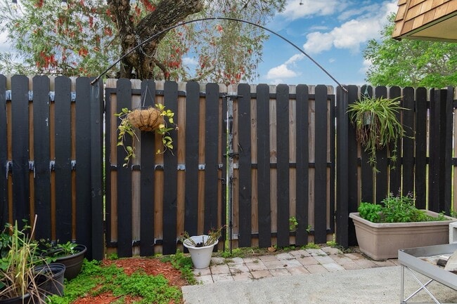 Building Photo - 393 Lake Arbor Dr