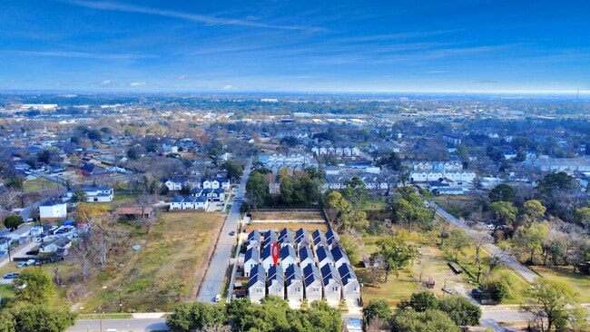 Building Photo - 879 Rachel St