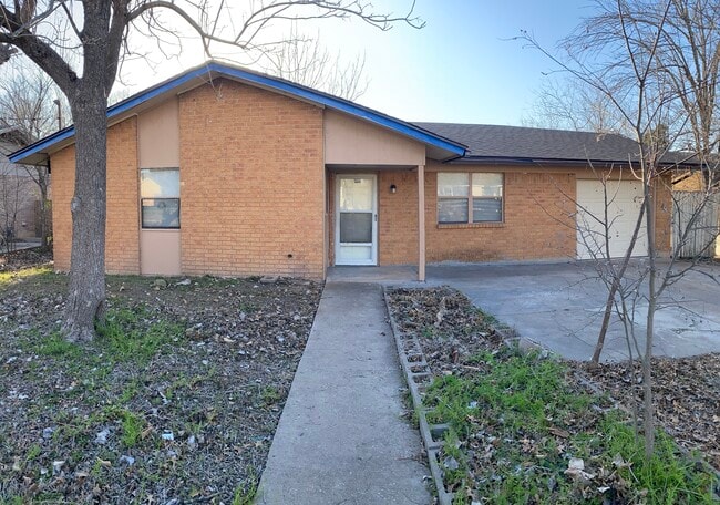 Primary Photo - 1002 Scenic Dr