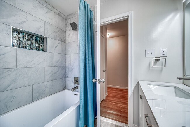 Building Photo - Spacious Chesterfield Home Move In Ready