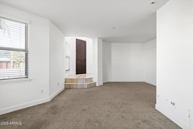 Building Photo - 505 W 6th St