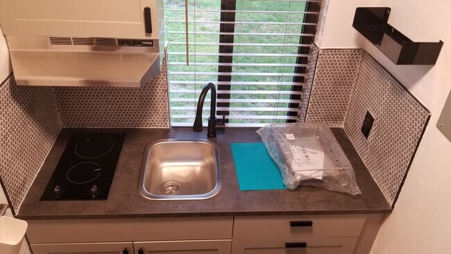 Building Photo - 1952 Madison St