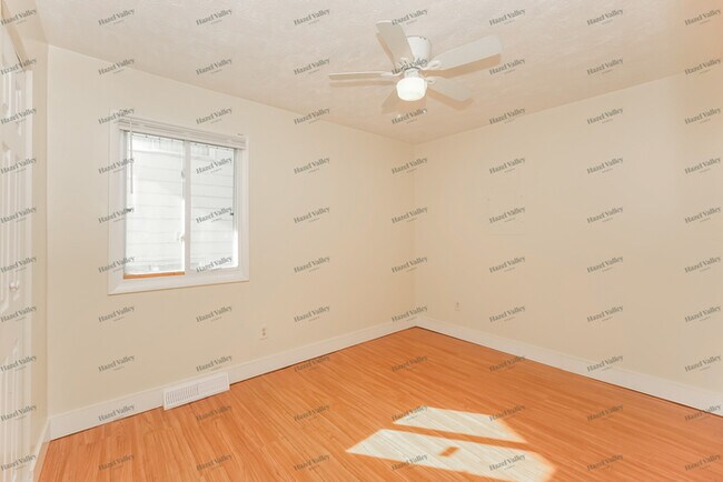 Building Photo - 1064 E 168th St