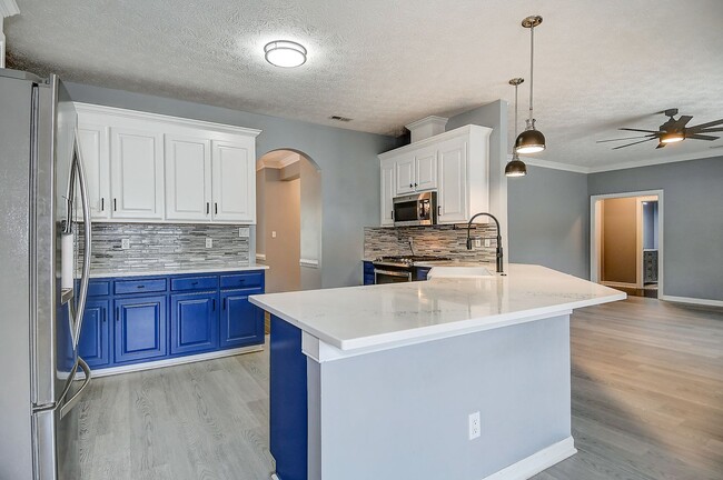 Building Photo - Tastefully Renovated Ranch in Hickory on q...
