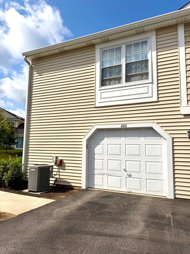 Building Photo - 600 Le Parc Cir