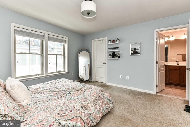 Building Photo - 2505 S Kenmore Ct