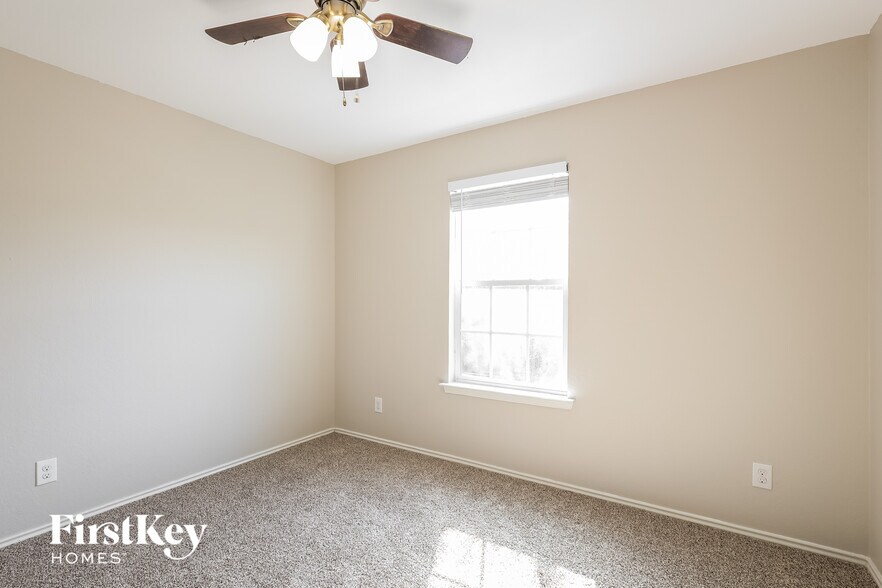 Building Photo - 1811 Buescher Path