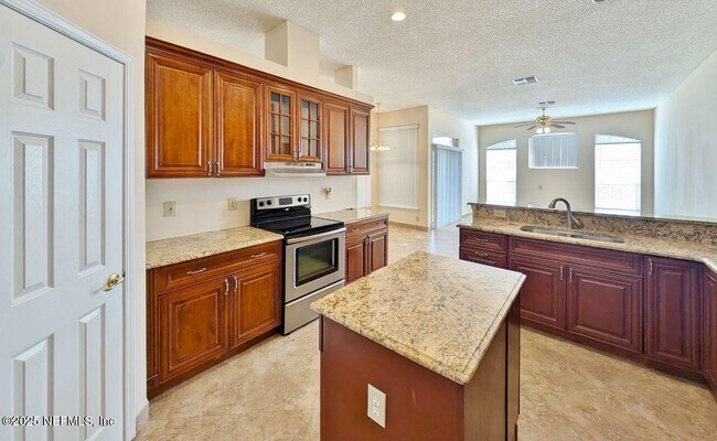 Building Photo - 2413 Cedar Trace Dr W