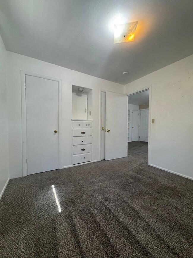 Building Photo - Pet-Friendly 1-Bedroom House