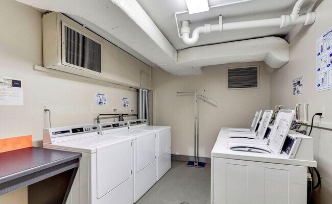 Building Photo - Spectacular Studio in Van Ness East with U...