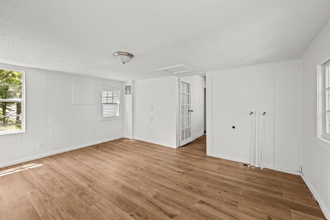 Building Photo - Spacious beautiful 5-bedroom 2 bath home