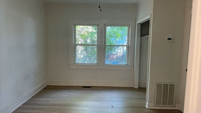 Building Photo - 3 Bedroom 1 Bathroom Renovated House with Fenced Yard