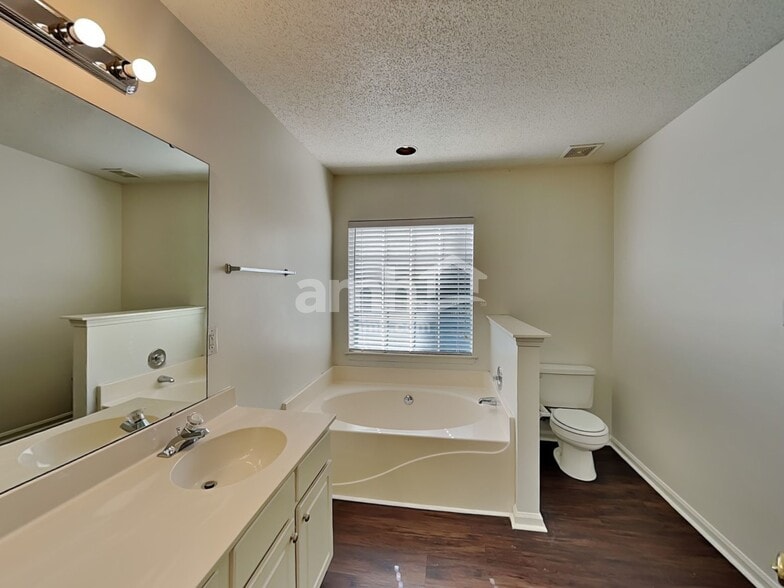 Building Photo - 8401 Redstone View Dr