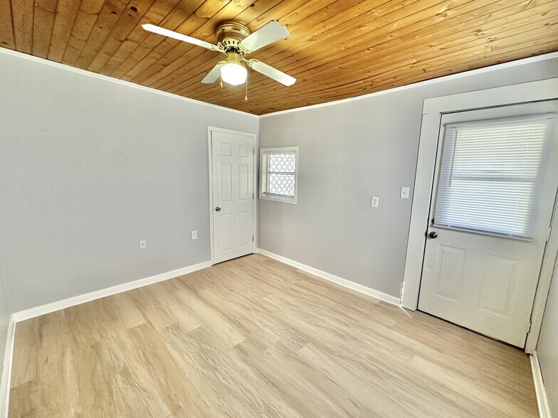 Building Photo - 1023 Hackett St