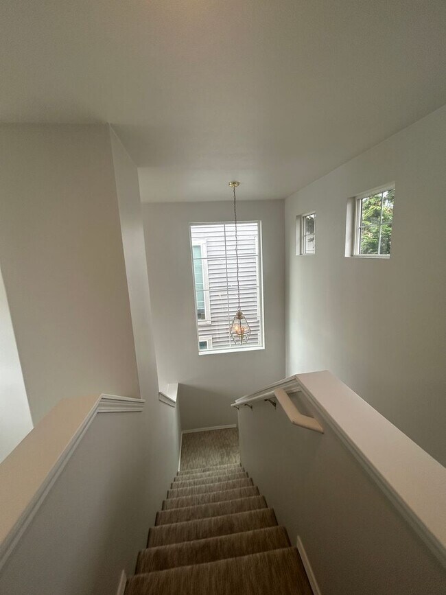 Building Photo - 3 Bed, 2.5 bath Kent house w/2-car garage ...