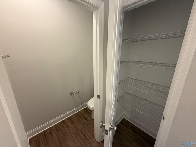 Building Photo - 3203 McClellan Wy SE