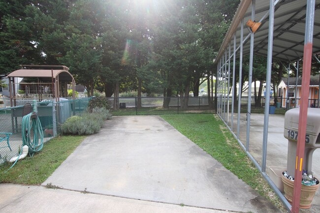 Building Photo - Garage apartment located close to area sho...