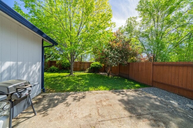 Building Photo - 3/2 Fully Updated with Fenced Yard/Dog Friendly/ Close to Everything central Redding