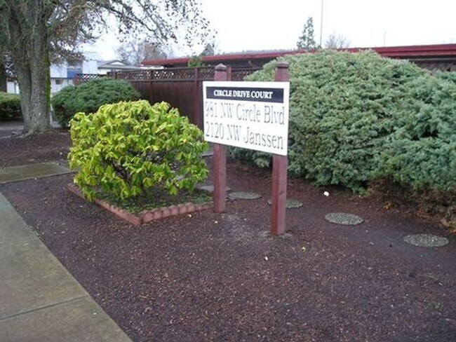 Primary Photo - (690) Circle Drive Court 1 Bdrm/ 1 Bthrm