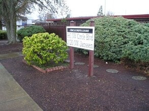 Building Photo - (690) Circle Drive Court 1 Bdrm/ 1 Bthrm