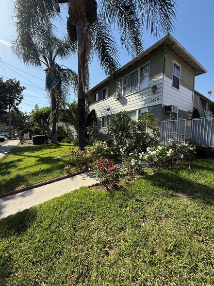 Building Photo - 1009 E Garfield Ave