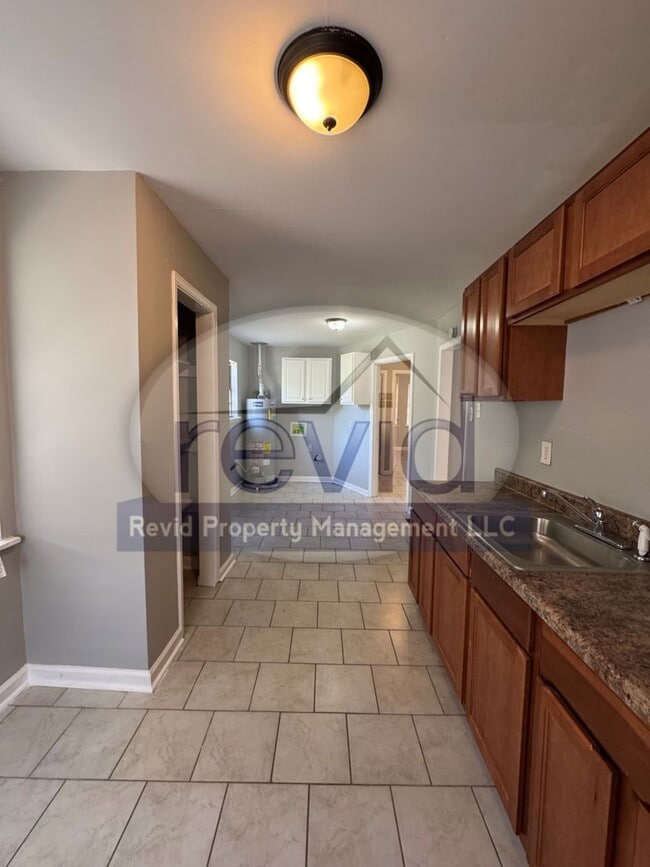 Building Photo - 2 Bedroom 1 Bath House!!