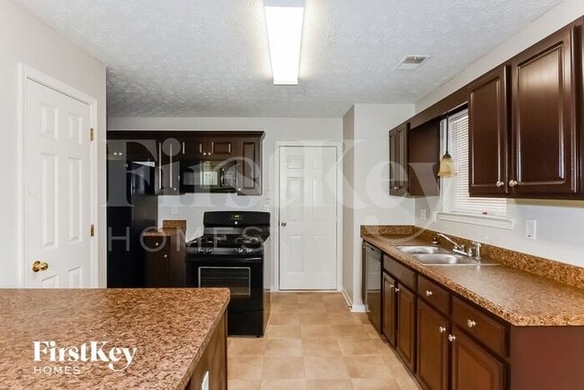 Building Photo - 9553 Lakeview Cir