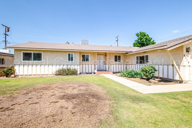 Building Photo - 3 Bedroom, 2 Bath Home Near Bakersfield Co...