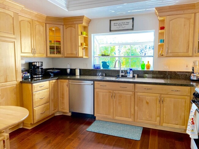 Building Photo - Beautiful End Unit Townhome in Fantastic A...