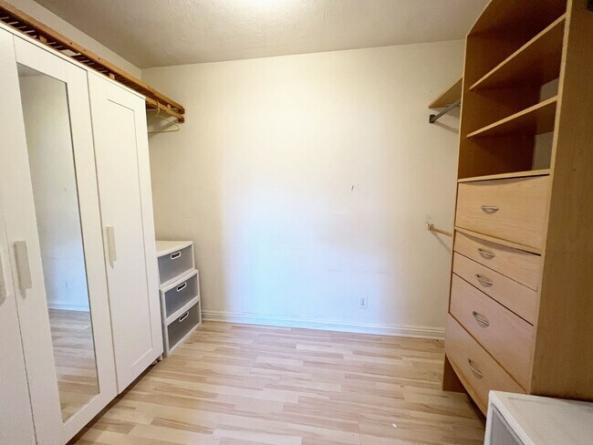 Building Photo - 2 bed 1 bath + Bonus Room
