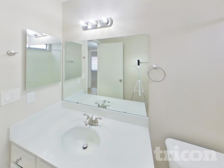 Building Photo - 7631 W Cheryl Dr