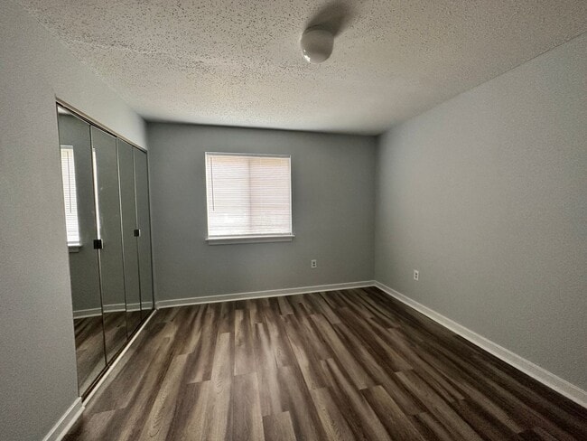 Building Photo - 2 bedroom condo in Williamsburg! Available September 2026