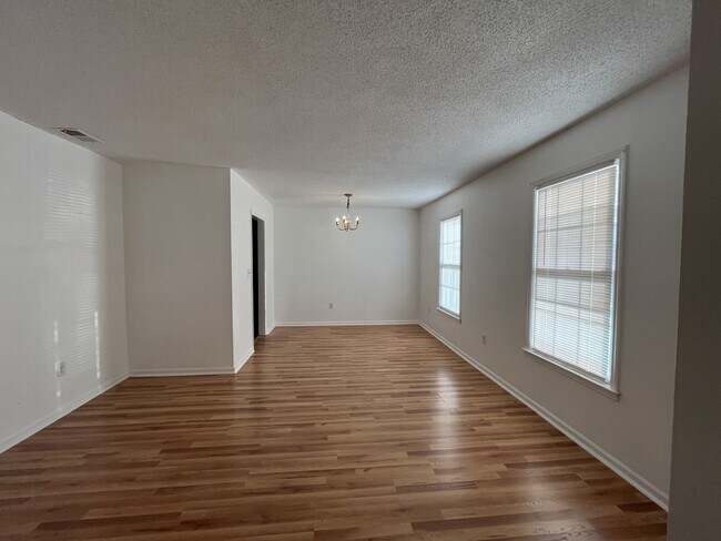 Building Photo - 1222 Hampton Dr