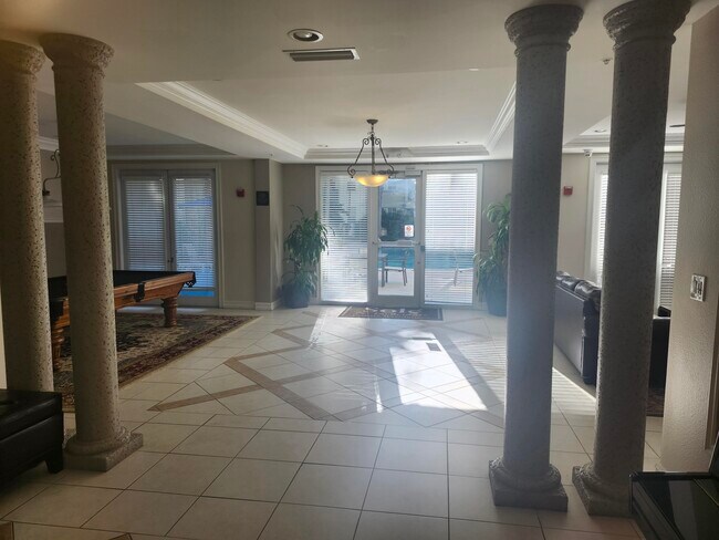 Building Photo - 533 NE 3rd Ave