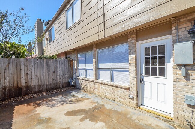Building Photo - 3 BEDROOM TOWNHOME FOR LEASE IN LANGHAM CREEK