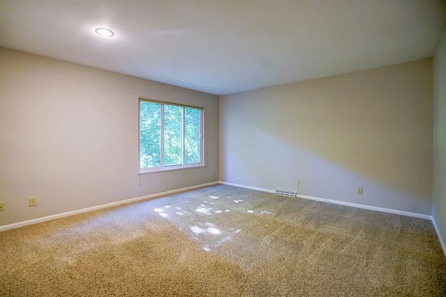 Building Photo - 11 Gray Birch Trl