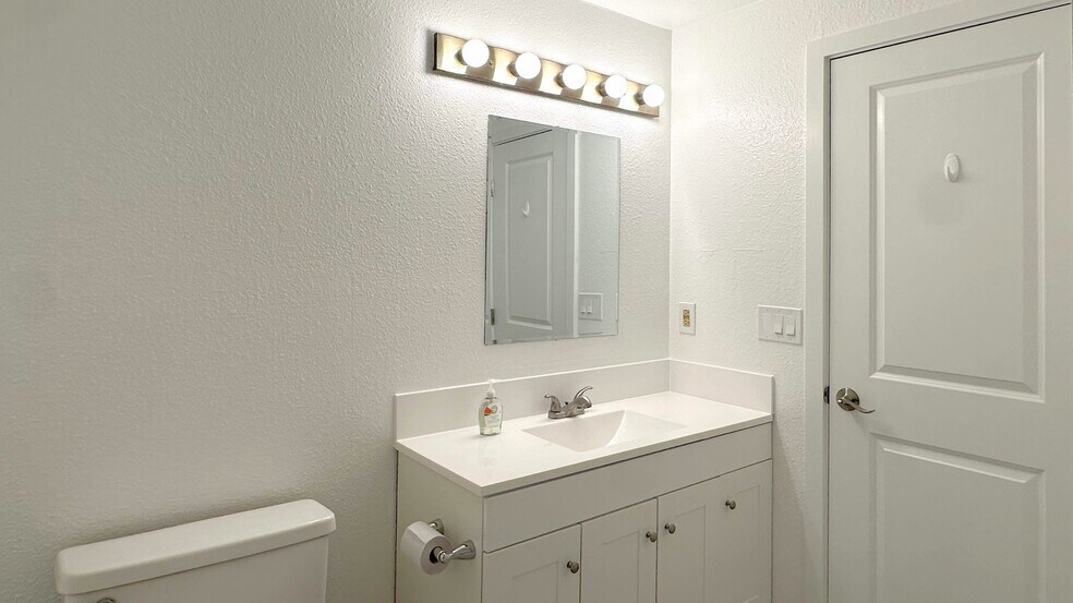 Building Photo - 14635 NE 32nd St