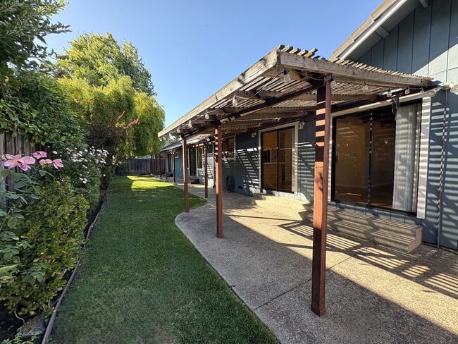Building Photo - Spacious 3BD/2BA Redwood City Home | Two L...