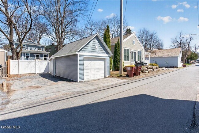 Building Photo - 106 Van Dam St