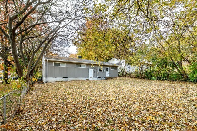 Building Photo - Charming Mid-Century Home with Basement and Fenced Backyard!