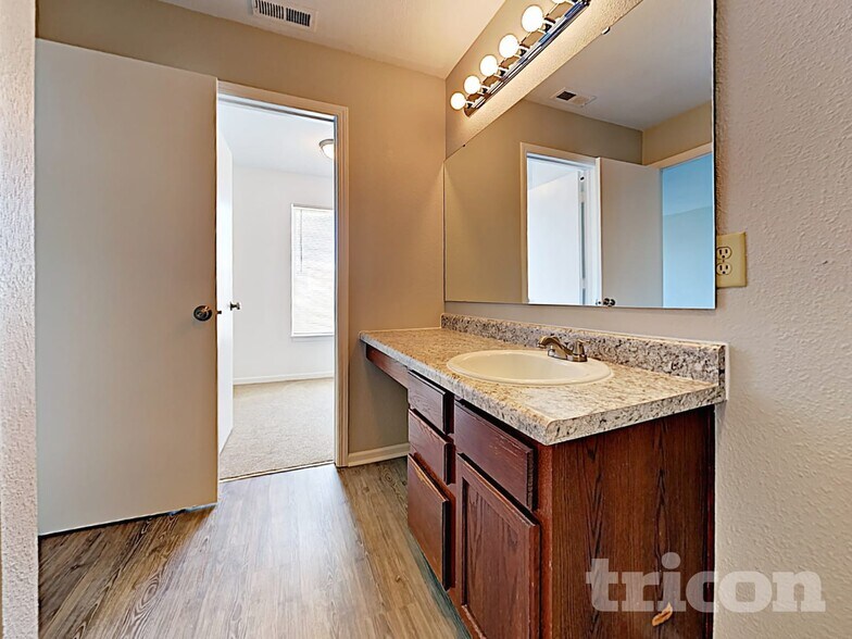 Building Photo - 10152 Golden Dr